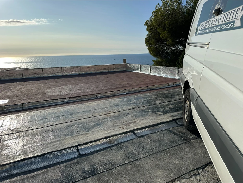 Chantier d'étanchéité en terrasse avec vue mer