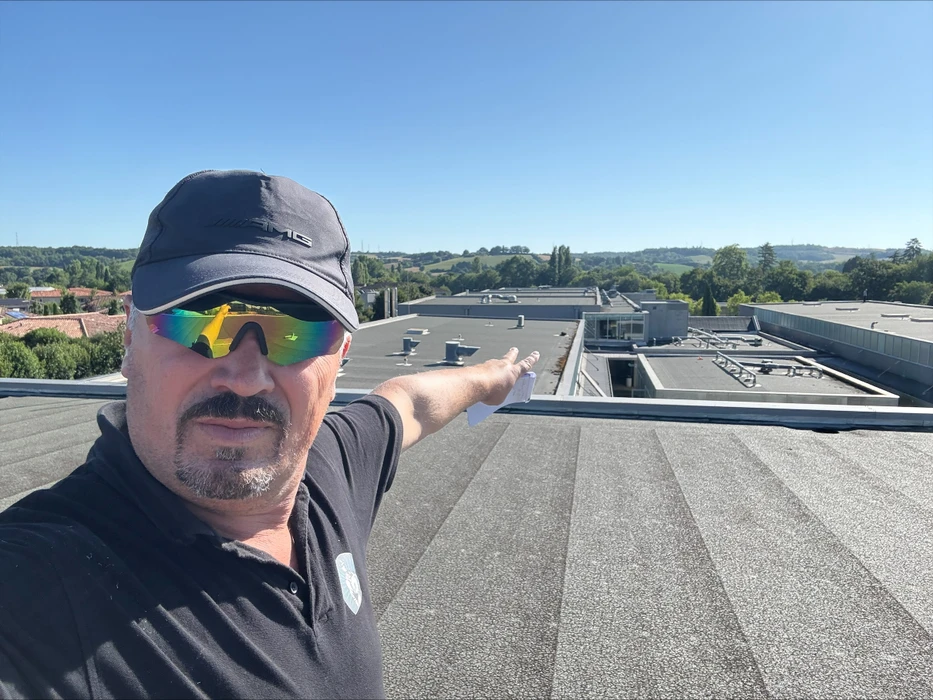 Chantier de construction extérieur sous ciel bleu