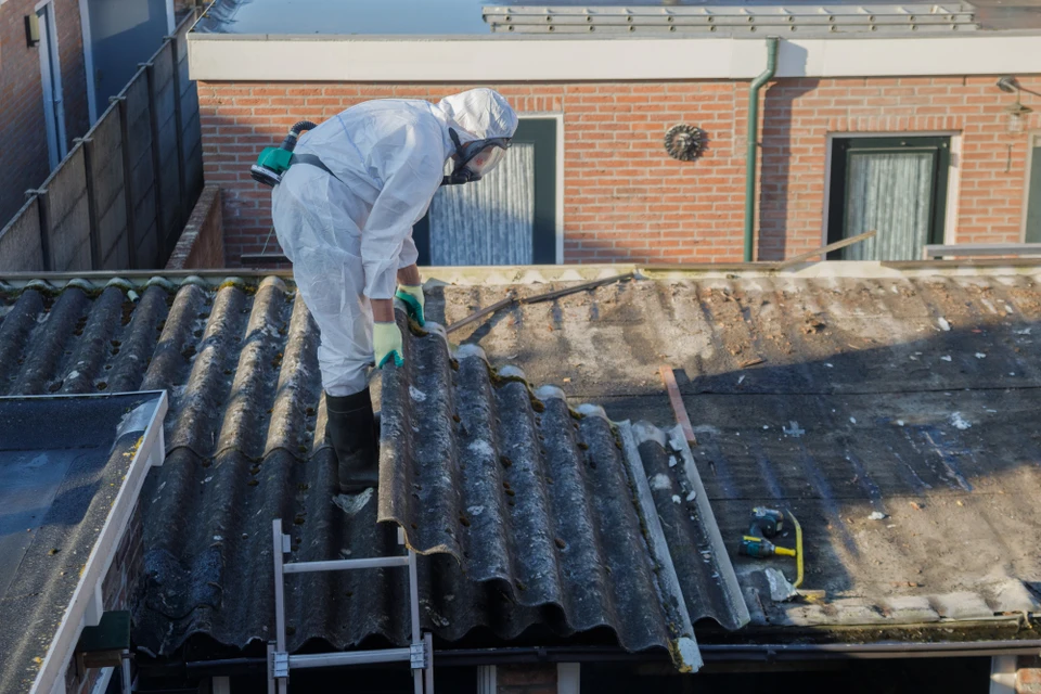 Inspecteur de l'amiante prélevant un échantillon de matériaux de construction, détection de l'amiante, conformément aux recommandations de la norme NF X 46-020