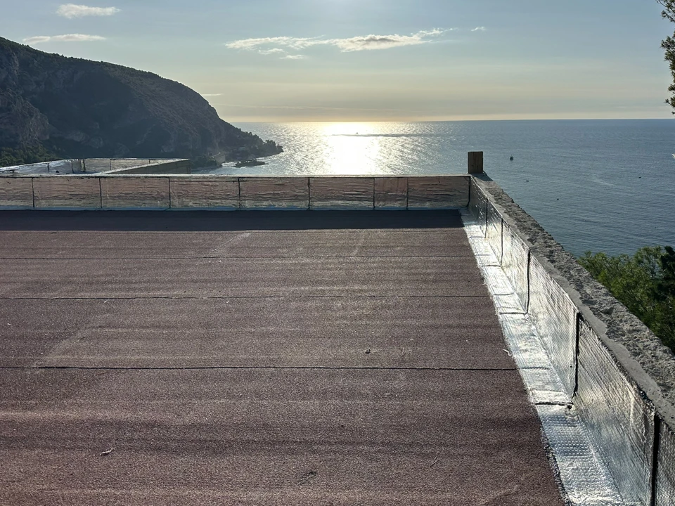 Toiture-terrasse plate en mauvais état, vue en plongée