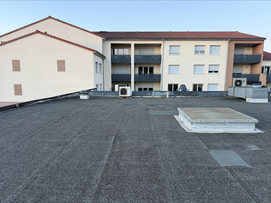 Toiture terrasse plate en cours d'étanchéité, vue extérieure