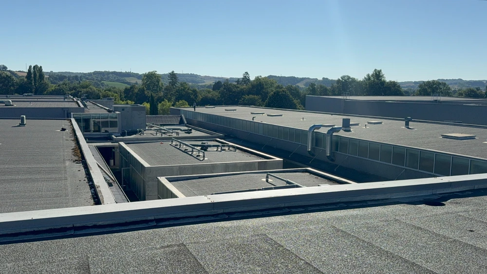 Toiture-terrasse en cours d'installation, vue aérienne extérieure