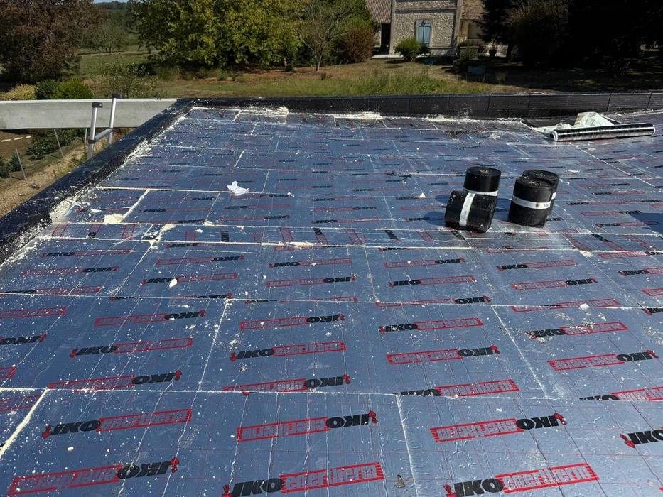 Toiture terrasse plate en cours d'installation sur un bâtiment en construction