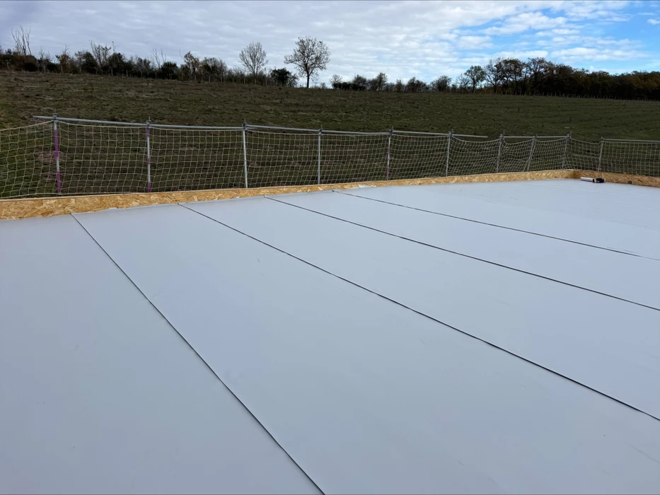 Chantier de toiture-terrasse en cours, vue extérieure de jour