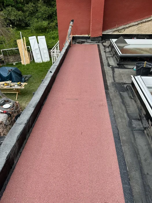 Toiture-terrasse plate en chantier, avec accumulation d'eau de pluie (ponding)