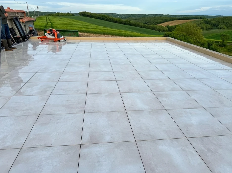 Toiture-terrasse plate avec membrane d'étanchéité bitumineuse à surfaçage minéral granulat rouge brique, posée en lés horizontaux